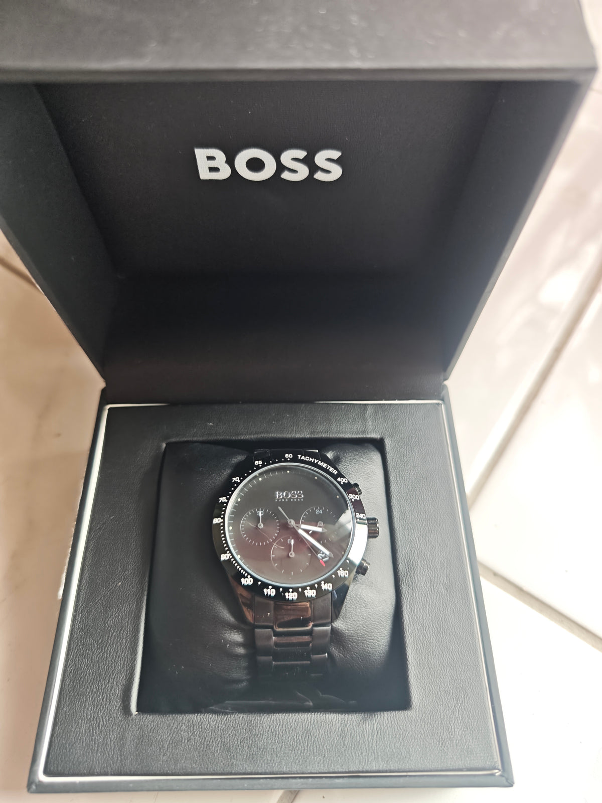 Jolie montre HUGO BOSS avec certificat  d'authenticité